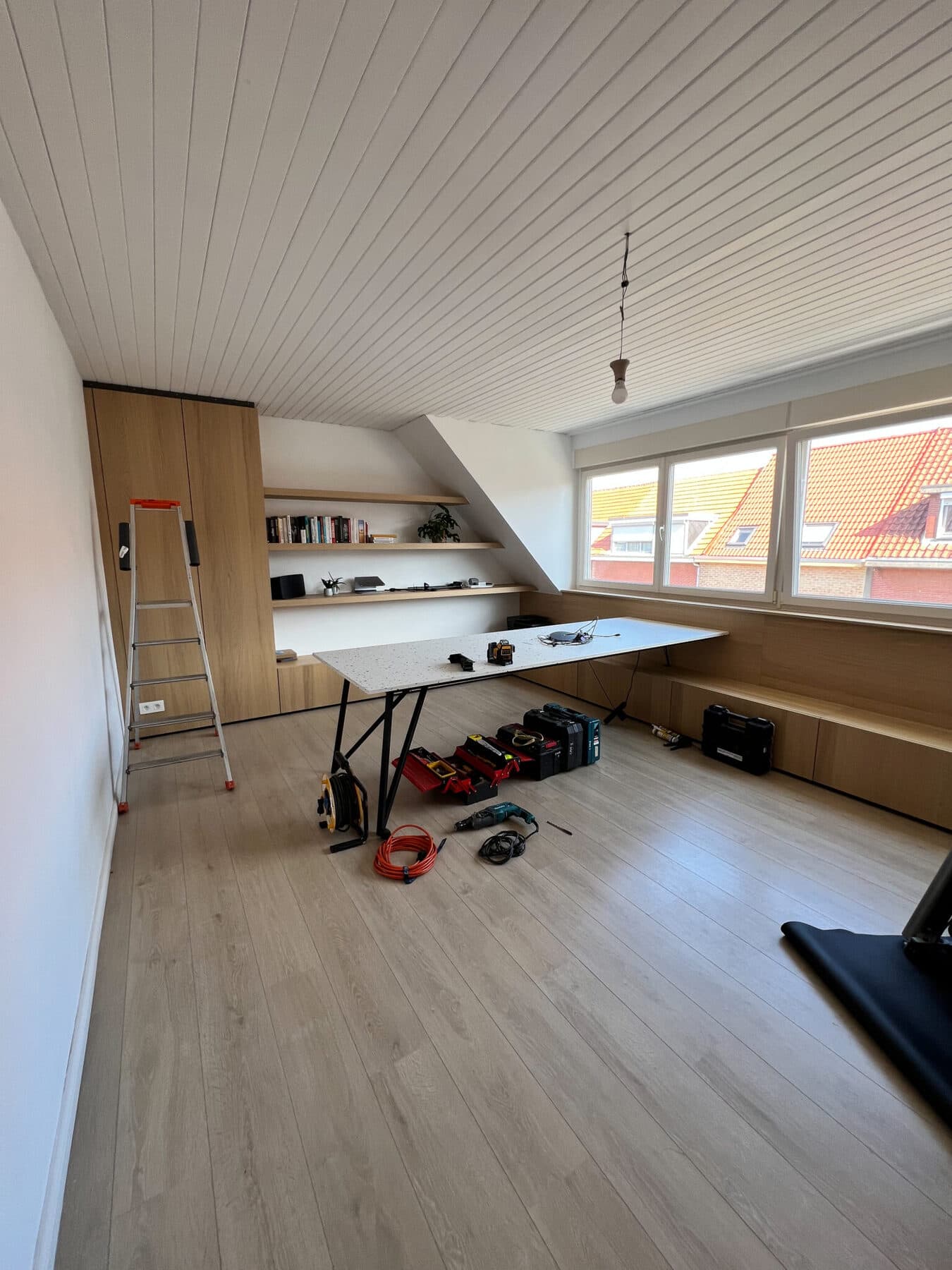 Að endurnýja loft með viðarpanel: mála það eða klæða yfir?