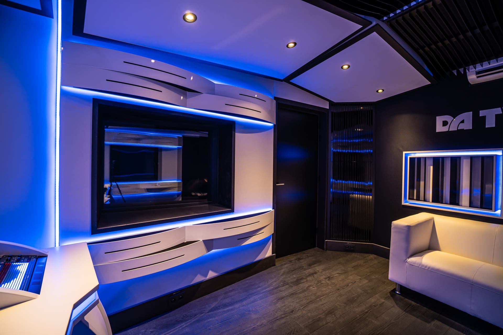 Da Tweekaz Studio — mynd 1
